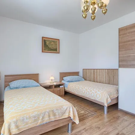 Two-bedroom 3 아파트 풀라